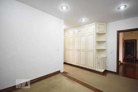 Casa à venda com 350m², 4 quartos e 4 vagasSuíte 2