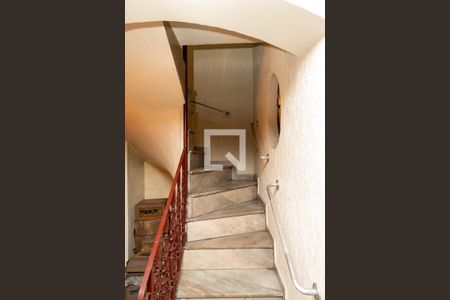 Casa à venda com 403m², 3 quartos e 4 vagas Casa à venda com 403m², 3 quartos e 4 vagasEscada