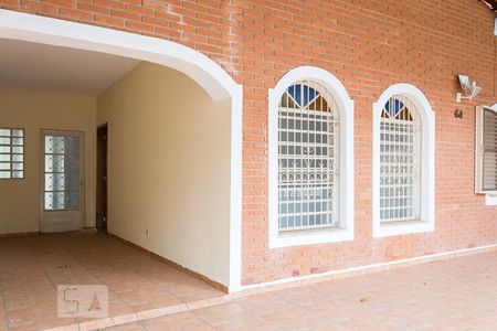 Casa à venda com 120m², 3 quartos e 3 vagas Casa à venda com 120m², 3 quartos e 3 vagasFrente