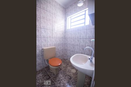 banheiro da suíte de casa para alugar com 2 quartos, 100m² em Vila Lemos, Campinas