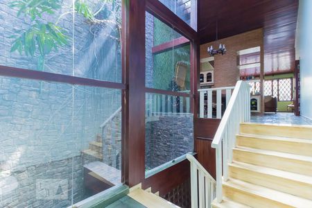 Casa para alugar com 702m², 7 quartos e 8 vagas Casa para alugar com 702m², 7 quartos e 8 vagasEscada