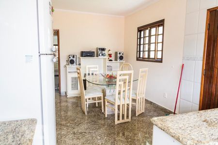 Casa à venda com 150m², 3 quartos e 4 vagas Casa à venda com 150m², 3 quartos e 4 vagasCozinha