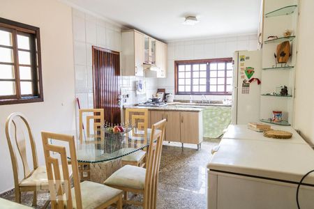 Casa à venda com 150m², 3 quartos e 4 vagas Casa à venda com 150m², 3 quartos e 4 vagasCozinha