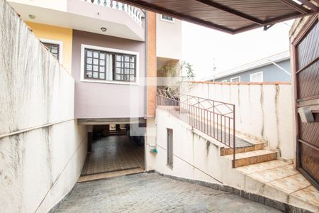 Casa à venda com 200m², 3 quartos e 6 vagas Casa à venda com 200m², 3 quartos e 6 vagasEntrada