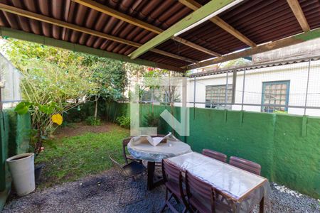 Casa à venda com 220m², 4 quartos e 1 vaga Casa à venda com 220m², 4 quartos e 1 vagaÁrea comum