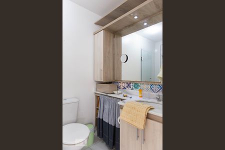 Banheiro de apartamento à venda com 2 quartos, 65m² em Vila Ipiranga, Porto Alegre