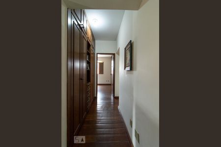 Casa à venda com 344m², 4 quartos e 3 vagasCorredor