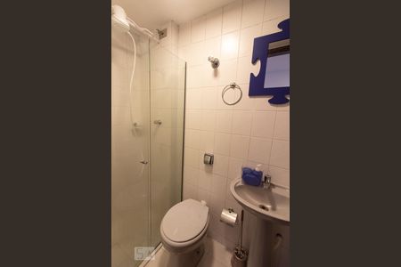 Banheiro de kitnet/studio para alugar com 1 quarto, 27m² em Batel, Curitiba
