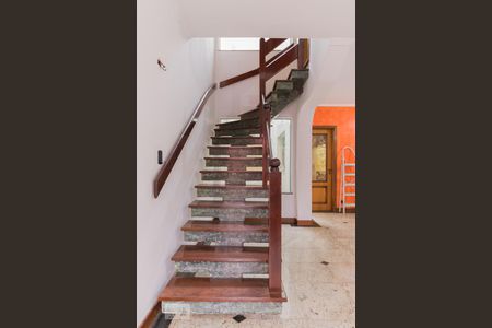 Casa à venda com 198m², 3 quartos e 4 vagas Casa à venda com 198m², 3 quartos e 4 vagasEscada