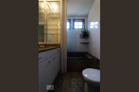 Casa à venda com 250m², 4 quartos e 2 vagas Casa à venda com 250m², 4 quartos e 2 vagasBanheiro da suite