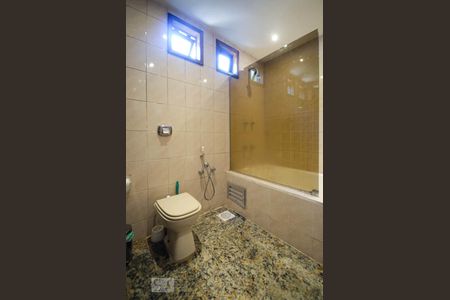 Casa à venda com 250m², 4 quartos e 2 vagas Casa à venda com 250m², 4 quartos e 2 vagasBanheiro no 2º pavimento