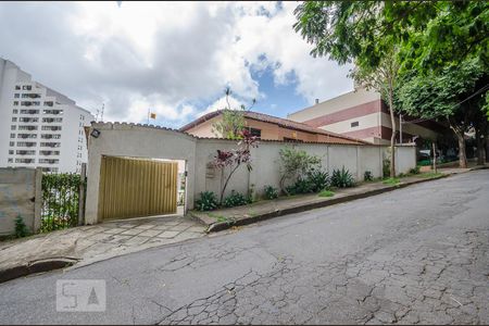 Casa para alugar com 427m², 6 quartos e 6 vagasFachada