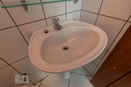 Casa de condomínio à venda com 600m², 4 quartos e 6 vagas Casa de condomínio à venda com 600m², 4 quartos e 6 vagasDetalhe do Banheiro de Serviço