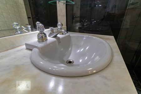 Casa de condomínio à venda com 600m², 4 quartos e 6 vagas Casa de condomínio à venda com 600m², 4 quartos e 6 vagasDetalhe do Banheiro da Suíte 1