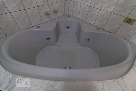 Casa de condomínio à venda com 600m², 4 quartos e 6 vagas Casa de condomínio à venda com 600m², 4 quartos e 6 vagasDetalhe do Banheiro da Suíte 1