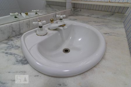 Casa de condomínio à venda com 600m², 4 quartos e 6 vagas Casa de condomínio à venda com 600m², 4 quartos e 6 vagasDetalhe do Banheiro da Suíte 2