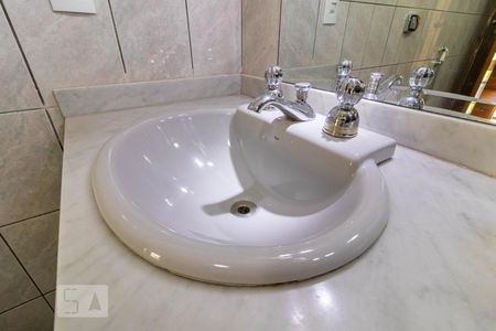 Casa de condomínio à venda com 600m², 4 quartos e 6 vagas Casa de condomínio à venda com 600m², 4 quartos e 6 vagasDetalhe do Banheiro da Suíte 1