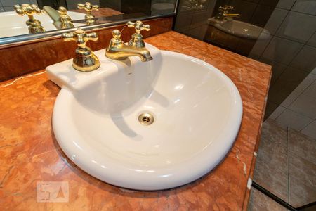 Casa de condomínio à venda com 600m², 4 quartos e 6 vagas Casa de condomínio à venda com 600m², 4 quartos e 6 vagasDetalhe do Banheiro do Corredor