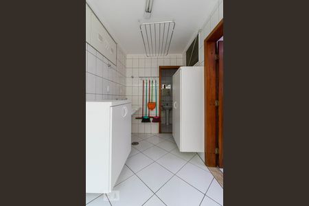 Casa de condomínio à venda com 600m², 4 quartos e 6 vagas Casa de condomínio à venda com 600m², 4 quartos e 6 vagasÁrea de Serviço