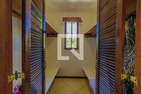 Casa de condomínio à venda com 270m², 4 quartos e 4 vagas Casa de condomínio à venda com 270m², 4 quartos e 4 vagasCloset Suíte 1