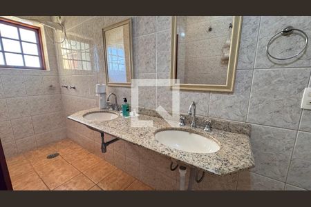 Casa para alugar com 440m², 8 quartos e 4 vagas Casa para alugar com 440m², 8 quartos e 4 vagasBanheiro da Suíte 1