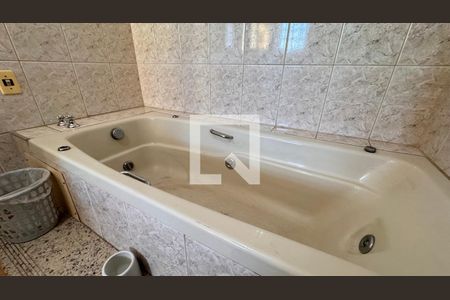 Casa para alugar com 440m², 8 quartos e 4 vagas Casa para alugar com 440m², 8 quartos e 4 vagasBanheiro da Suíte 1