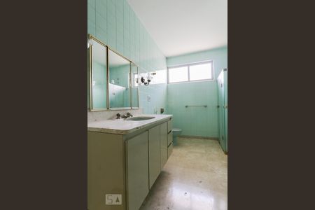 Casa à venda com 387m², 4 quartos e 6 vagas Casa à venda com 387m², 4 quartos e 6 vagasBanheiro Suíte