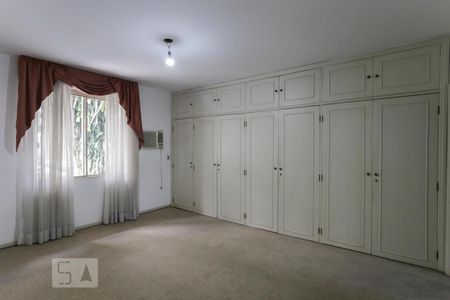 Casa à venda com 387m², 4 quartos e 6 vagas Casa à venda com 387m², 4 quartos e 6 vagasSuíte