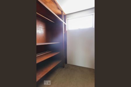 Casa à venda com 387m², 4 quartos e 6 vagas Casa à venda com 387m², 4 quartos e 6 vagasCloset