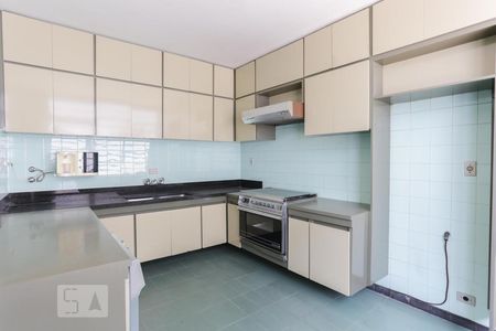 Casa à venda com 387m², 4 quartos e 6 vagas Casa à venda com 387m², 4 quartos e 6 vagasCozinha