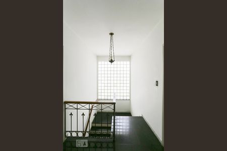 Casa à venda com 387m², 4 quartos e 6 vagas Casa à venda com 387m², 4 quartos e 6 vagasCorredor