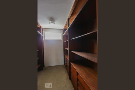 Casa à venda com 387m², 4 quartos e 6 vagas Casa à venda com 387m², 4 quartos e 6 vagasCloset