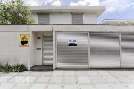 Casa à venda com 387m², 4 quartos e 6 vagas Casa à venda com 387m², 4 quartos e 6 vagasFachada