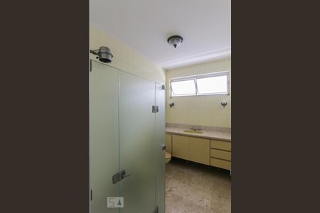 Casa à venda com 387m², 4 quartos e 6 vagas Casa à venda com 387m², 4 quartos e 6 vagasBanheiro Suíte