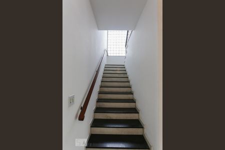 Casa à venda com 387m², 4 quartos e 6 vagas Casa à venda com 387m², 4 quartos e 6 vagasEscada