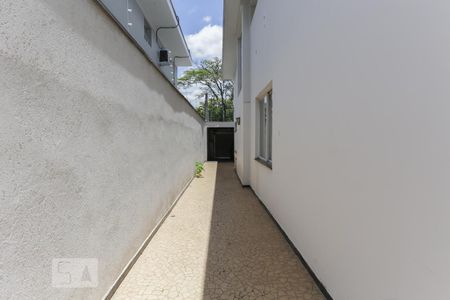 Casa à venda com 387m², 4 quartos e 6 vagas Casa à venda com 387m², 4 quartos e 6 vagasQuintal