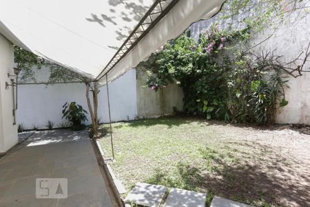 Casa à venda com 387m², 4 quartos e 6 vagas Casa à venda com 387m², 4 quartos e 6 vagasQuintal