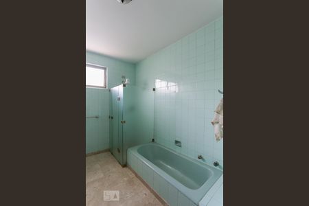 Casa à venda com 387m², 4 quartos e 6 vagas Casa à venda com 387m², 4 quartos e 6 vagasBanheiro Suíte