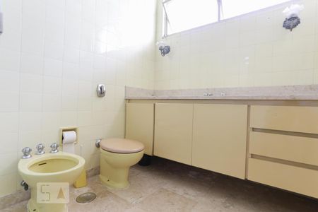 Casa à venda com 387m², 4 quartos e 6 vagas Casa à venda com 387m², 4 quartos e 6 vagasBanheiro Suíte