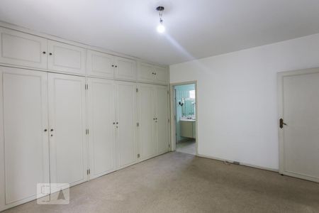 Casa à venda com 387m², 4 quartos e 6 vagas Casa à venda com 387m², 4 quartos e 6 vagasSuíte