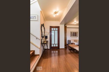 Casa à venda com 370m², 5 quartos e 4 vagas Casa à venda com 370m², 5 quartos e 4 vagasHall