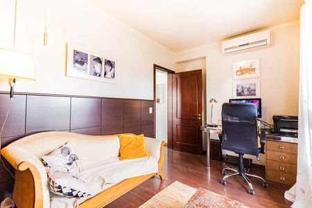 Casa à venda com 370m², 5 quartos e 4 vagas Casa à venda com 370m², 5 quartos e 4 vagasEscritório