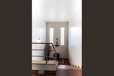 Casa à venda com 370m², 5 quartos e 4 vagas Casa à venda com 370m², 5 quartos e 4 vagasEscada