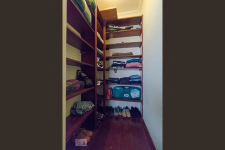 Casa à venda com 274m², 5 quartos e 4 vagasEscritório - Armário