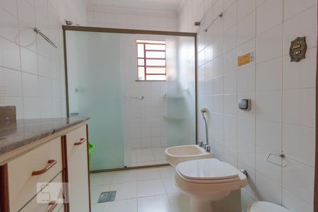 Casa à venda com 274m², 5 quartos e 4 vagasBanheiro da Suíte 01