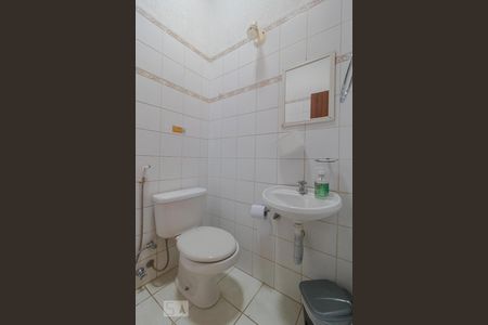 Casa à venda com 274m², 5 quartos e 4 vagasBanheiro da Suíte 04 (Edícula)