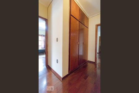 Casa à venda com 274m², 5 quartos e 4 vagasCorredor - Armario