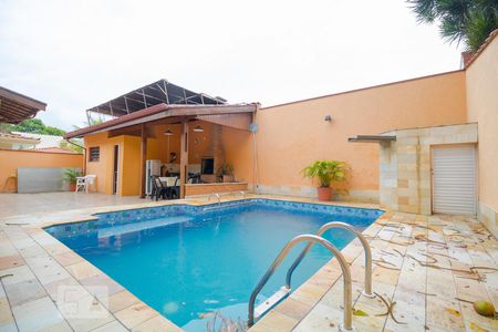 Casa à venda com 274m², 5 quartos e 4 vagasQuintal