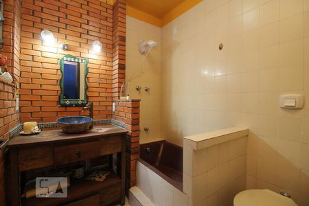 Banheiro de apartamento para alugar com 2 quartos, 84m² em Petrópolis, Porto Alegre