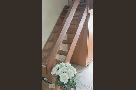 Escada de kitnet/studio para alugar com 1 quarto, 24m² em Laranjeiras, Rio de Janeiro